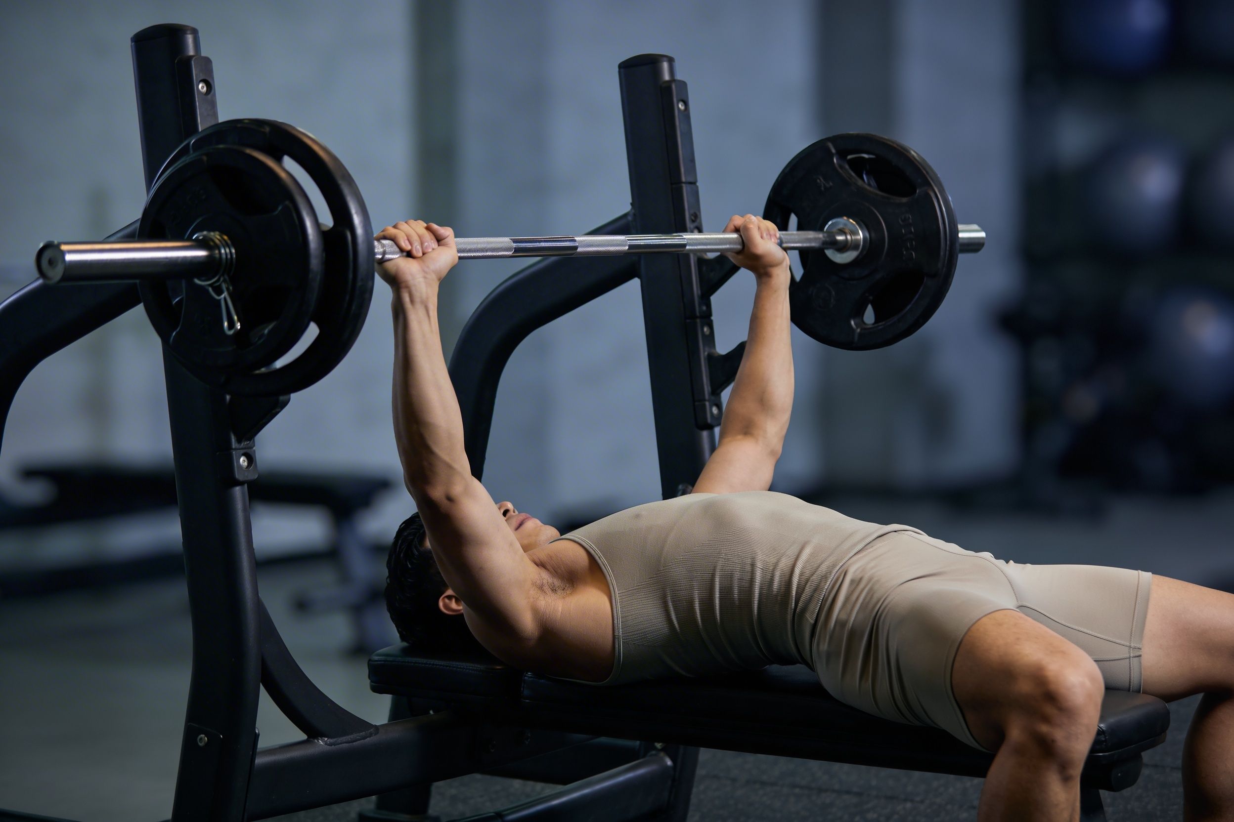 Press Banca: La Guía Definitiva de Técnica (Evita los 5 Errores que Destruyen Tus Hombros)